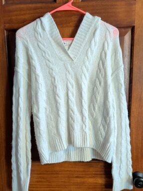 SO Cream Cable-Knit V-Neck Sweater